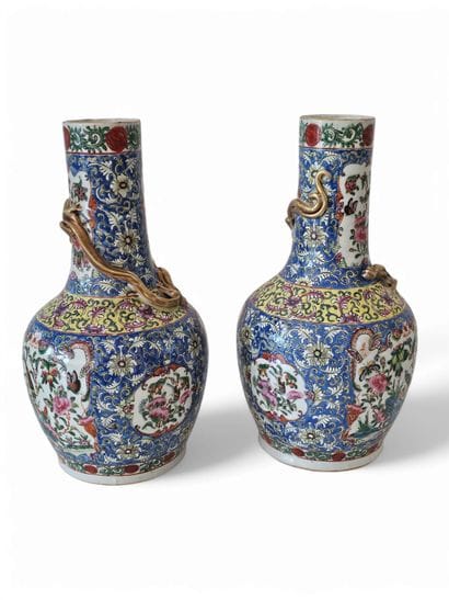 CHINE - XXe siècle
Paire de vases à longs...