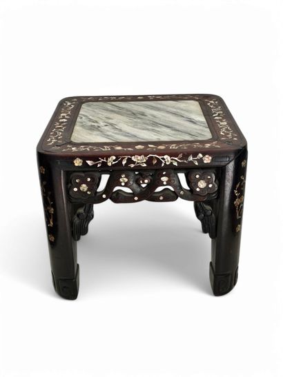 TABOURET rectangulaire en bois exotique sculpté...