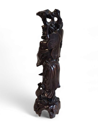 CHINE XXème siècle 
Sujet en bois exotique...