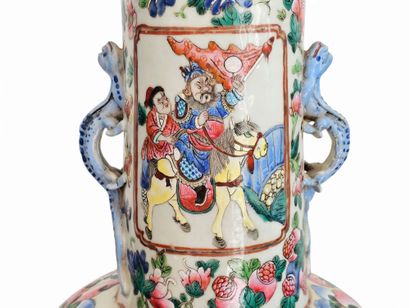 CHINE, Canton - XIXe siècle
Vase à haut col...