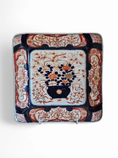 JAPON Xxeme siècle
Plat carré creux en porcelaine...