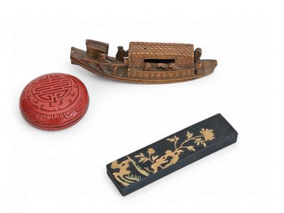 LOT comprising 
Red lacquered boiled cardboard...