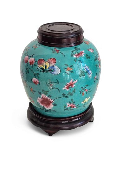 CHINE Xxème siècle 
Un pot à gingembre en...