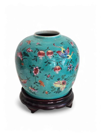 CHINE Xxème siècle 
Un pot à gingembre en...