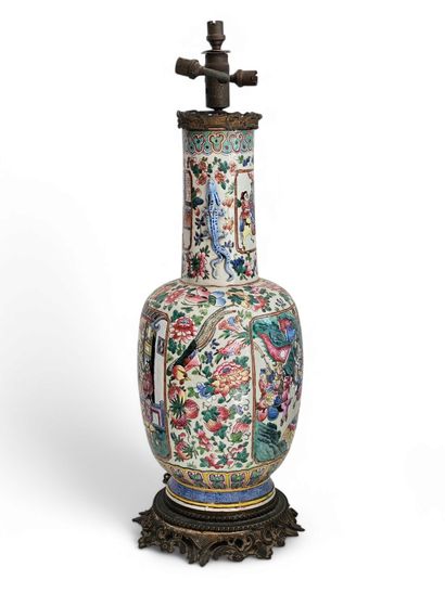 CHINE, Canton - XIXe siècle
Vase à haut col...