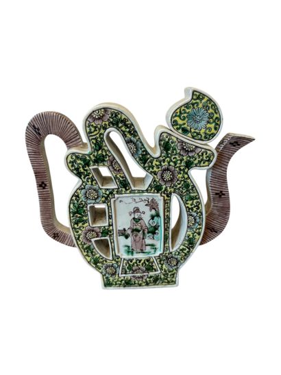 CHINE - XIXe siècle
Verseuse en porcelaine...