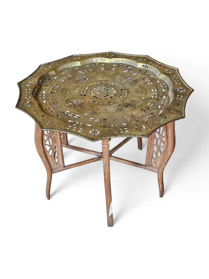 VIETNAM Xxeme siècle
Table à thé en laiton...