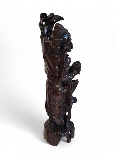 CHINE XXème siècle 
Sujet en bois exotique...