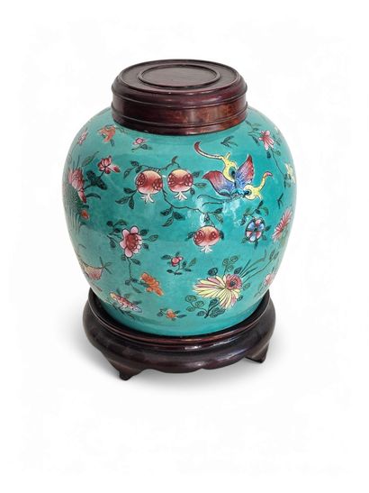 CHINE Xxème siècle 
Un pot à gingembre en...