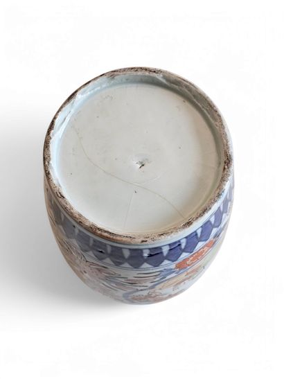 JAPAN IMARI 
Pair of polychrome porcelain...