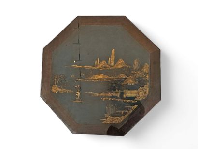 CHINE - Début XXe siècle
Guéridon en bois,...