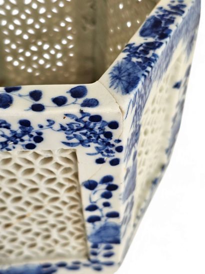 CHINA Xxeme siècle
Small polychromed earthenware...