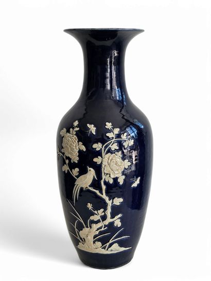 CHINA 19th century
Cobalt-blue baluster vase...