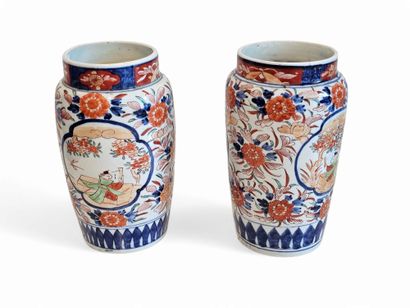 JAPAN IMARI 
Pair of polychrome porcelain...