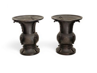 VIETNAM 1900
Paire de vases cornets en bronze...