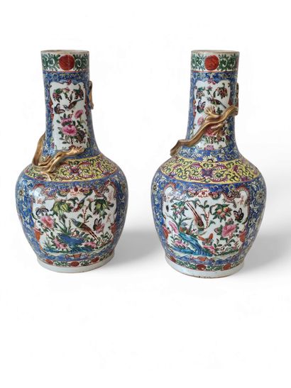 CHINE - XXe siècle
Paire de vases à longs...