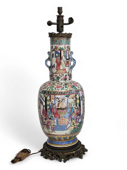 CHINE, Canton - XIXe siècle
Vase à haut col...