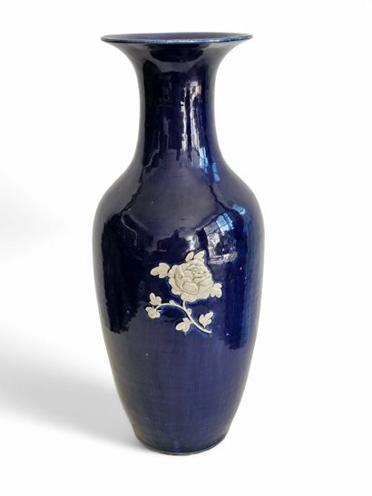 CHINA 19th century
Cobalt-blue baluster vase...