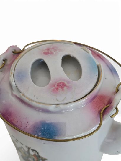 CHINE XXème siècle 
Nécessaire à thé en porcelaine...