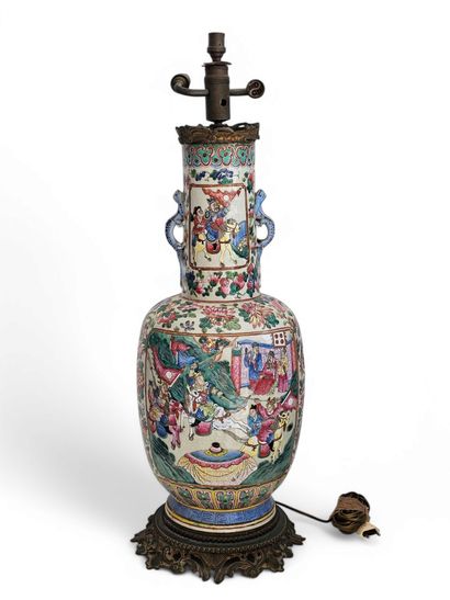 CHINE, Canton - XIXe siècle
Vase à haut col...
