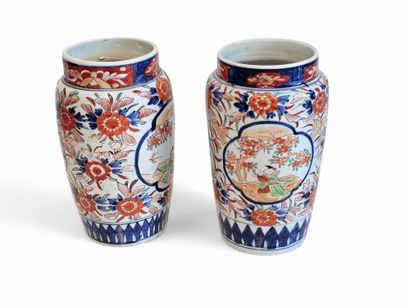 JAPAN IMARI 
Pair of polychrome porcelain...