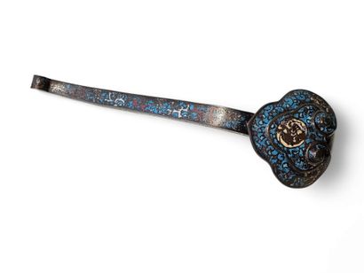 Bronze et émaux cloisonnés polychromes
-...