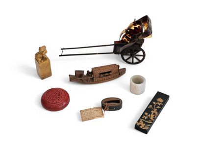 LOT comprising 
Red lacquered boiled cardboard...