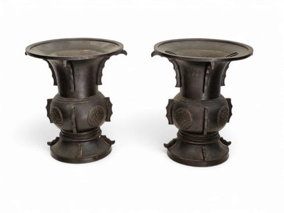 VIETNAM 1900
Paire de vases cornets en bronze...