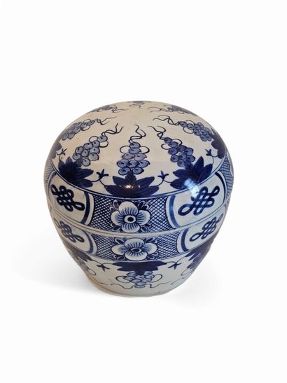 CHINE XIXeme siècle
TROIS POTS couvert en...
