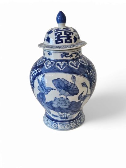 CHINE - XXe siècle
Potiche en porcelaine...