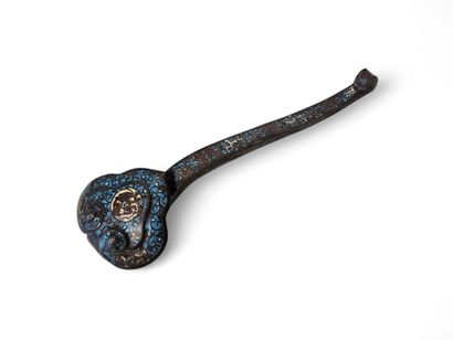 Bronze et émaux cloisonnés polychromes
-...