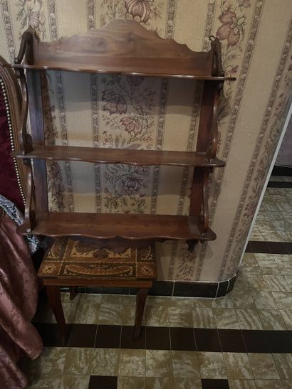 FAUTEUIL VOLTAIRE
Une sellette
Une petite...