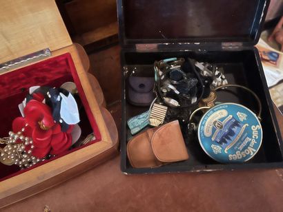 ENSEMBLE DE BOITES ET BIJOUX FANTAISIE sur...