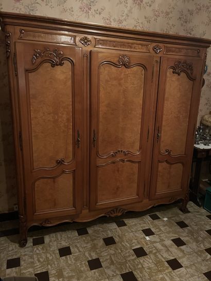 DANS LA TROISIEME CHAMBRE
Grande armoire...