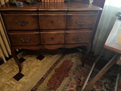 COMMODE à façade en arbalète en noyer mouluré...