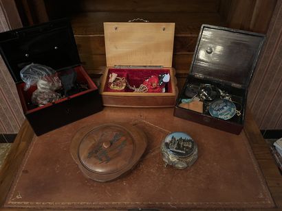 ENSEMBLE DE BOITES ET BIJOUX FANTAISIE sur...