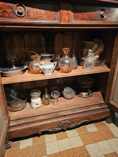 BUFFET DRESSOIR en acajou sculpté ouvrant...