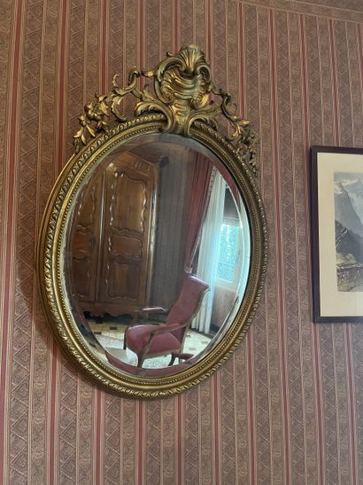 TRAVAIL XXème siècle
Miroir à fronton ovale...