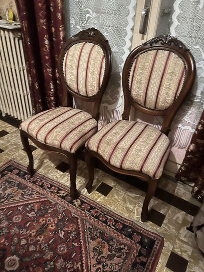 DEUX CHAISES en acajou, garnies de tissu
On...