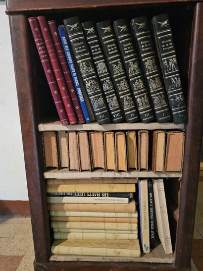Set of paperback and bound books 
Histoire...