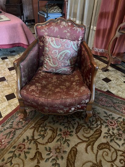 DEUX FAUTEUILS VOLTAIRE
Une bergère de style...