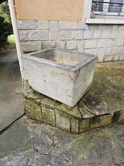 Marble stack
Dim: 13 x 88 x 61cm
Stone trough...