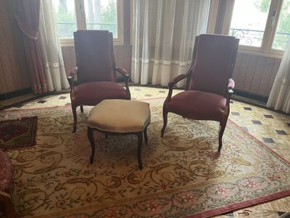 DEUX FAUTEUILS VOLTAIRE
Une bergère de style...