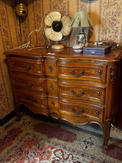 COMMODE ARBALETTE XXEME SIECLE
Trois tiroirs...