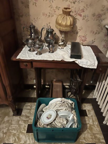 MEUBLE DE MACHINE A COUDRE 
Partie de service...