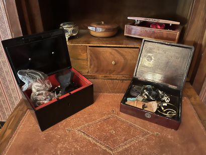 ENSEMBLE DE BOITES ET BIJOUX FANTAISIE sur...
