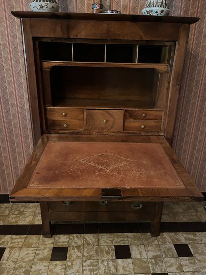 SECRETAIRE en acajou, placage acajou ouvrant...
