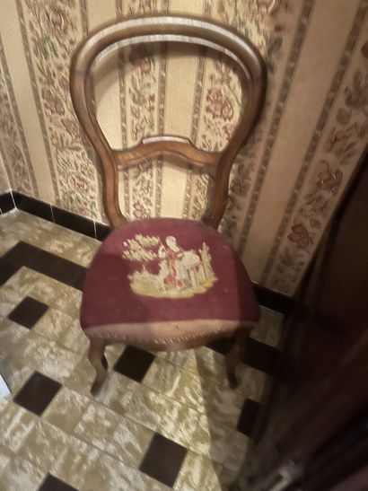 FAUTEUIL VOLTAIRE
Une sellette
Une petite...