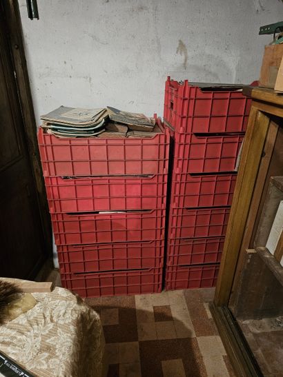 Ensemble de 11 caisse rouge contenant des...