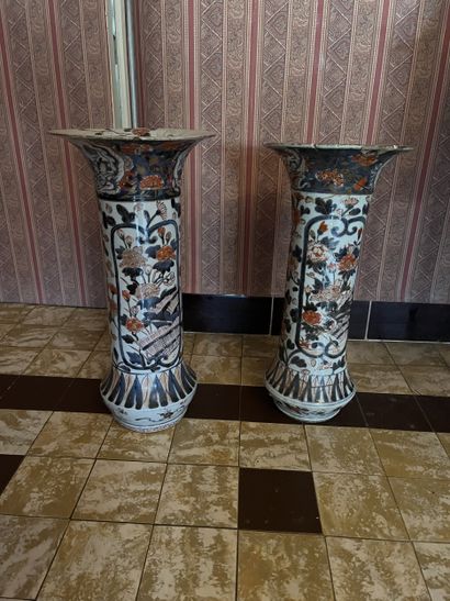 JAPON IMARI
Paire de vases cornets en porcelaine...